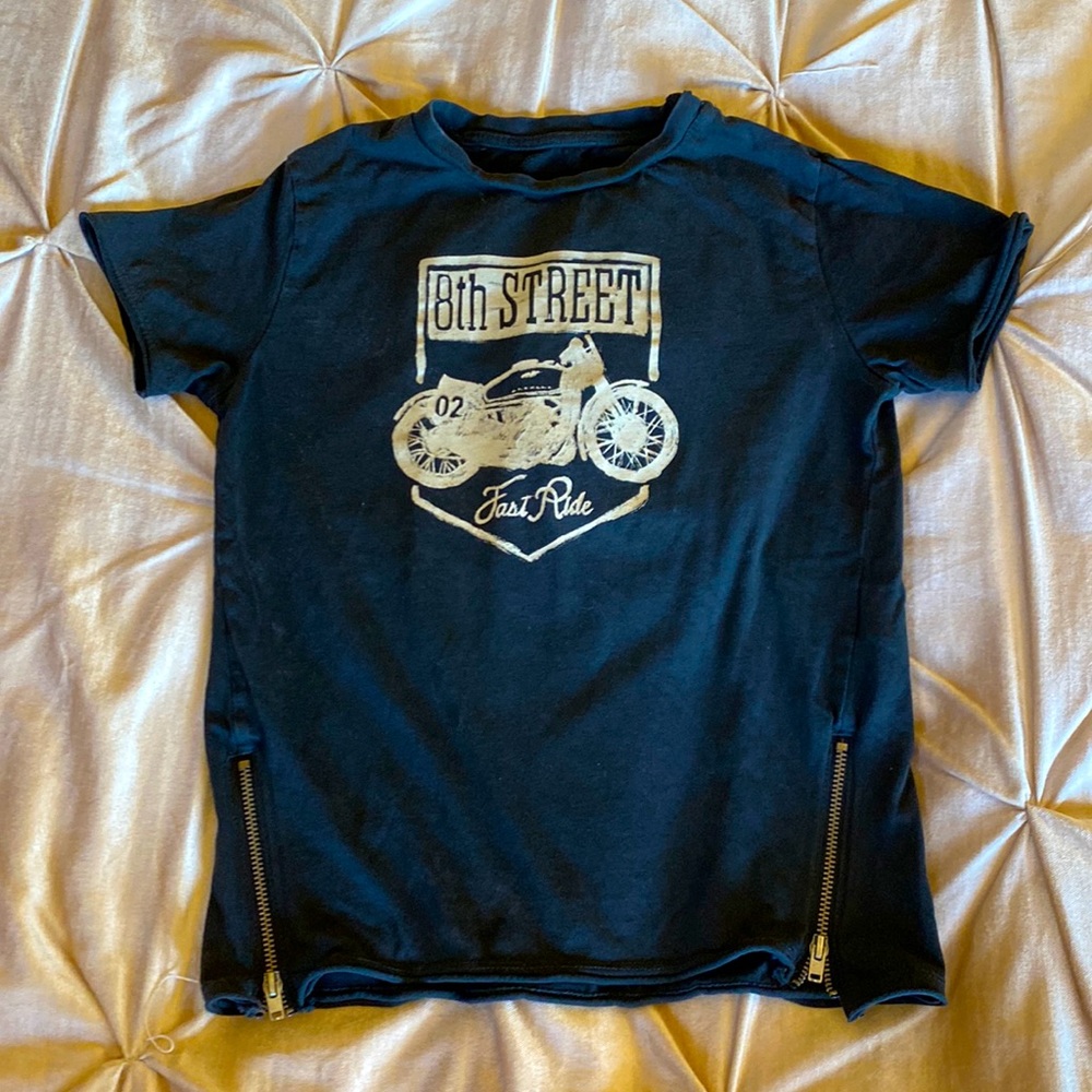 Boys SZ 6 8th St T Shirt with zippers